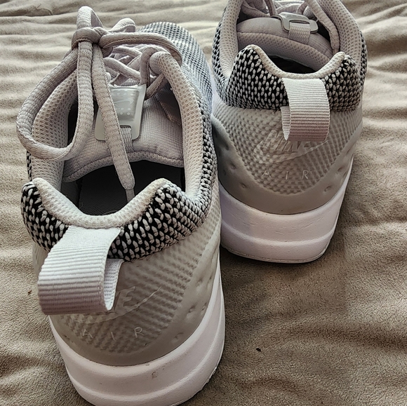 Womens Nike Air Tennis Shoes - Picture 5 of 5